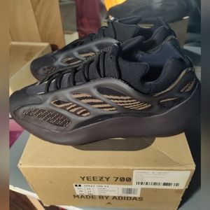 Yeezy 700 V3 Clay Brown (Glow)